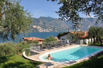 Photo of the pool of Casa Ranci in Malcesine with a view of Lake Garda