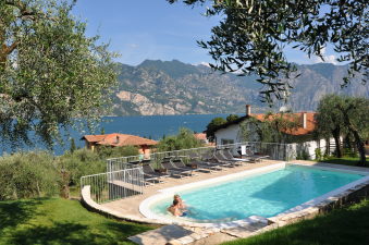 Der Pool im Casa Ranci in Malcesine mit Blick auf den Gardasee