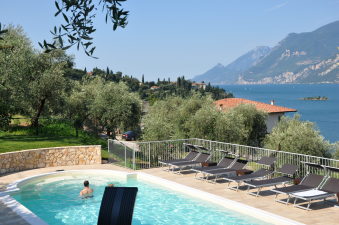 Pool mit Seeblick im Casa Ranci Apartments